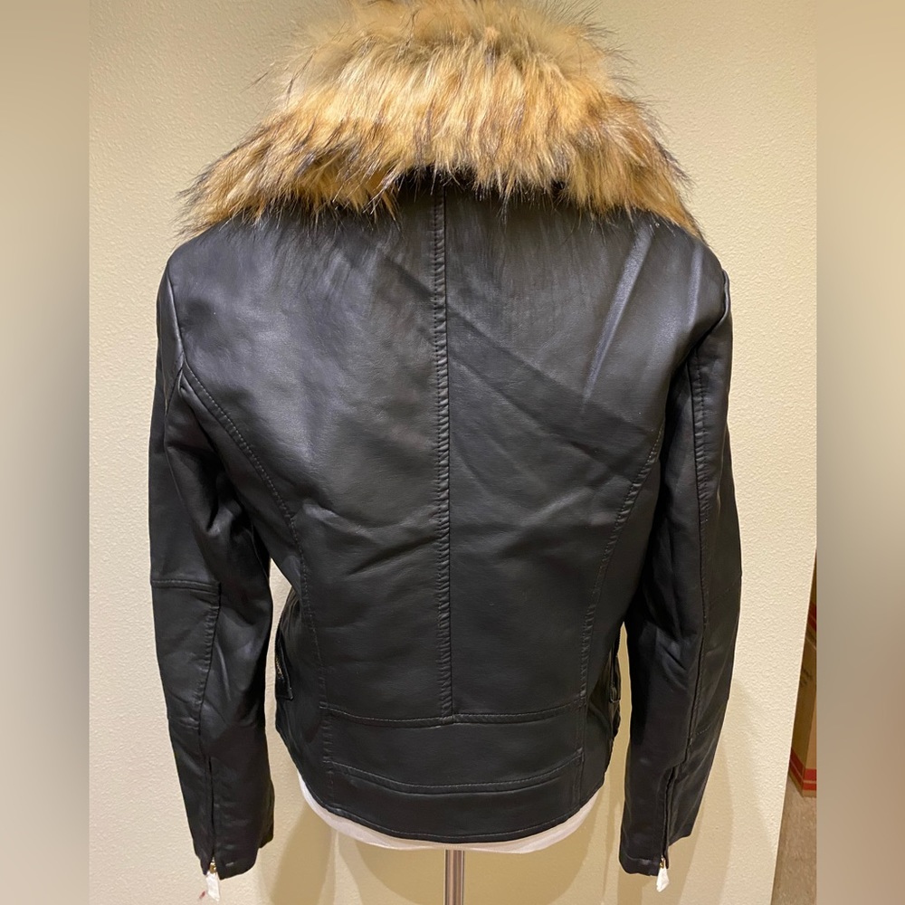 NWT Forever21 Faux Leather Biker jacket Size M Sherpa lined removable fur - Picture 8 of 11